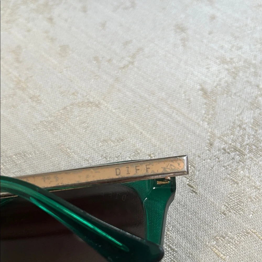 Diff Bella Sunglasses with Case